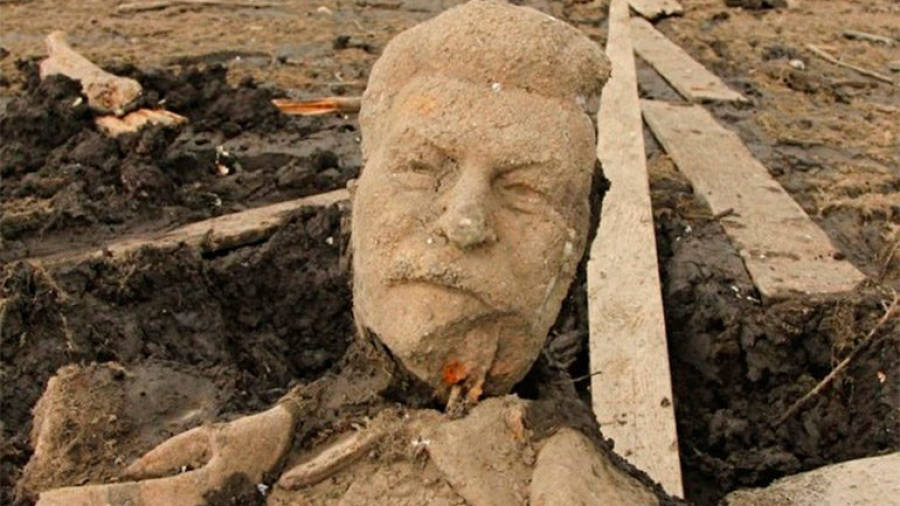 Emerge en un pantano ruso una estatua de Stalin oculta durante 60 años
