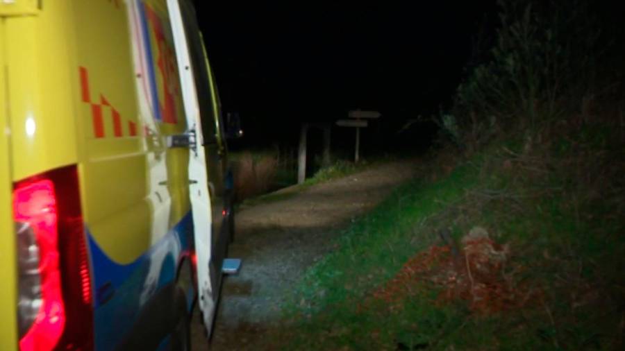 Una ambulancia en la zona próxima al accidente. Foto: TVG