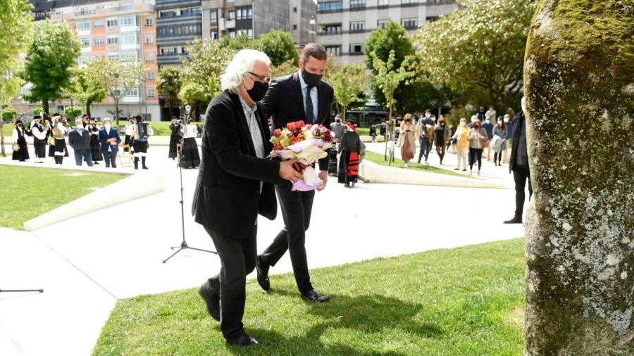 A ESTRADA. Antonio García (esquerda) e o alcalde José López durante a ofrenda floral nos xardíns municipais. Foto: Sangiao