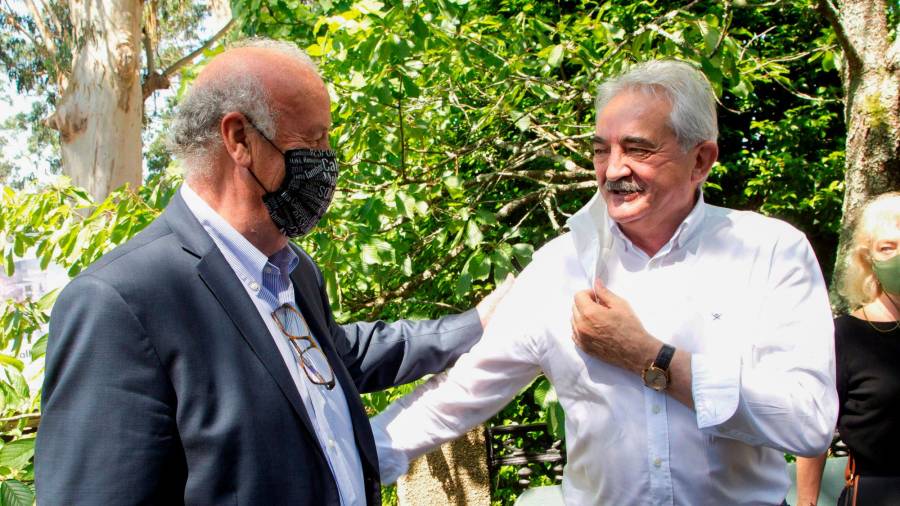 Del Bosque, izquierda, con el alcalde de Chantada, Manuel Lorenzo Varela. Foto: Salvador Sas
