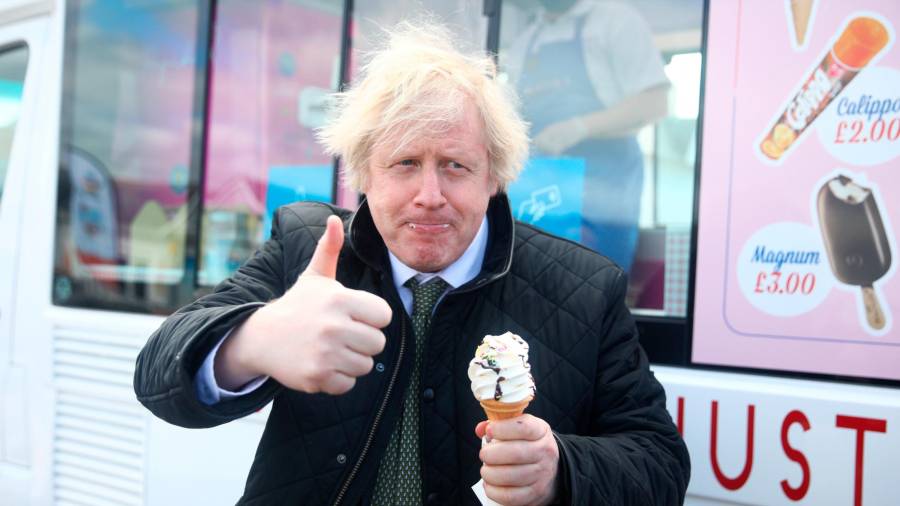 Boris Johnson hace un gesto con el pulgar hacia arriba mientras sostiene un helado. E. P.