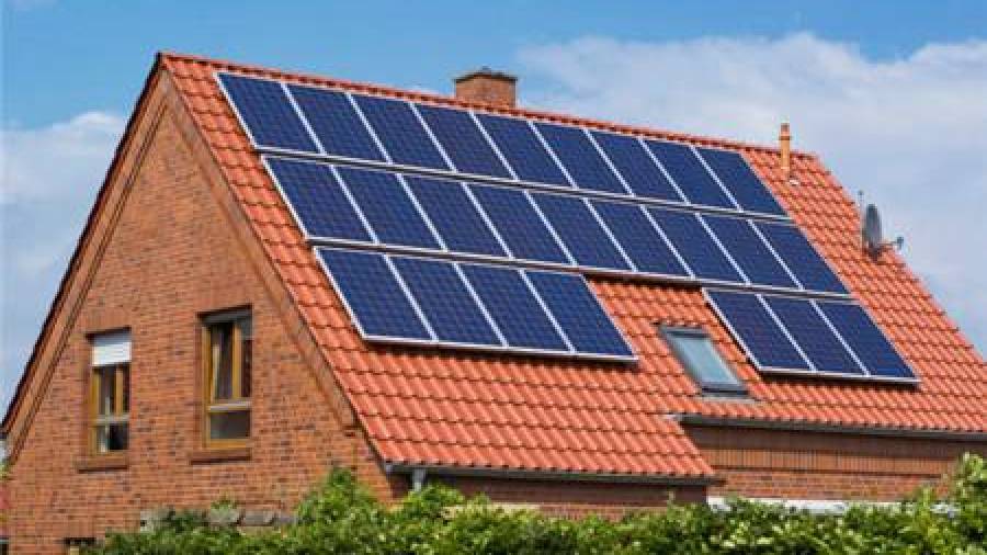 Paneles solares en todos los tejados ahorrarían seis mil millones en la comunidad