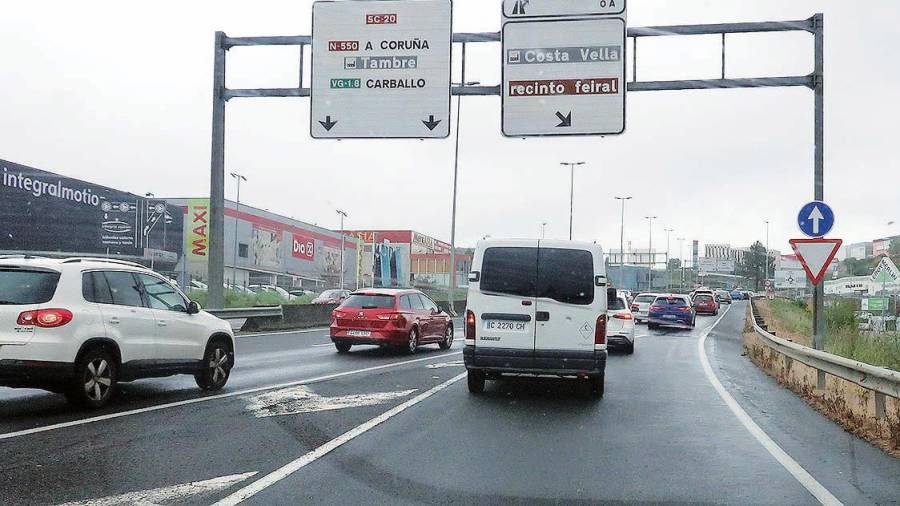 rotonda. Muchos coches acceden desde la autovía Santiago-Lugo, copando el carril derecho y dificultando la incorporación desde el periférico. Foto: Antonio Hernández