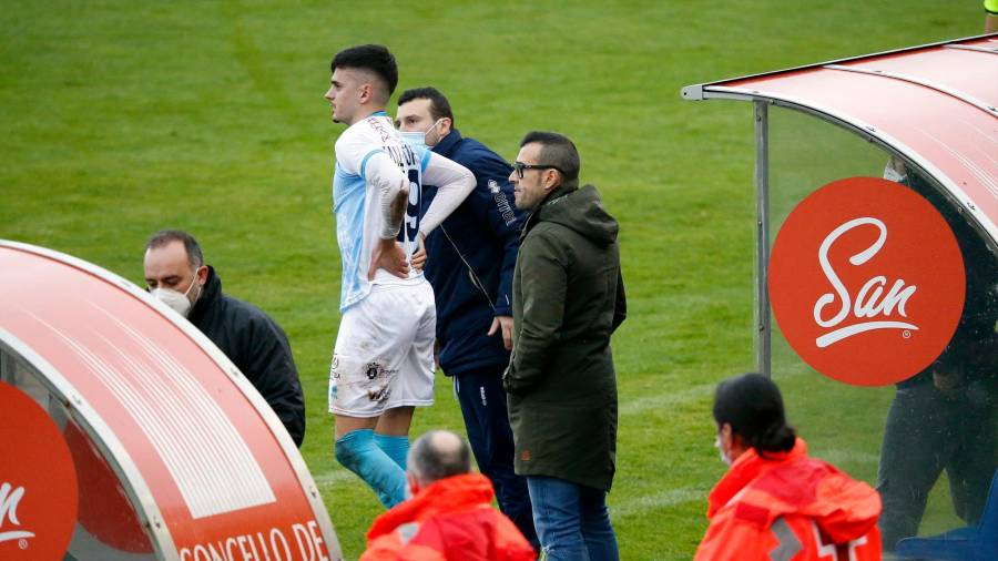 GUILLE TORRES aguarda para ingresar al terreno de juego tras ser atendido en el Compostela-Coruxo. Foto: Antonio Hernández
