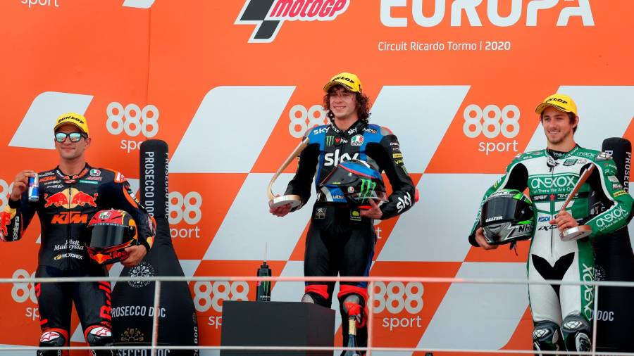 El italiano Marco Bezzecchi logró su segunda victoria de la temporada al imponerse este domingo en el Gran Premio de Europa de Moto2 que se disputó en el circuito Ricardo Tormo de Cheste . En la imagen, con el segundo clasificado, el español Jorge Martín (izq) y el australiano, Remy Gardner (d) .FOTO: EFE/ Kai Försterling