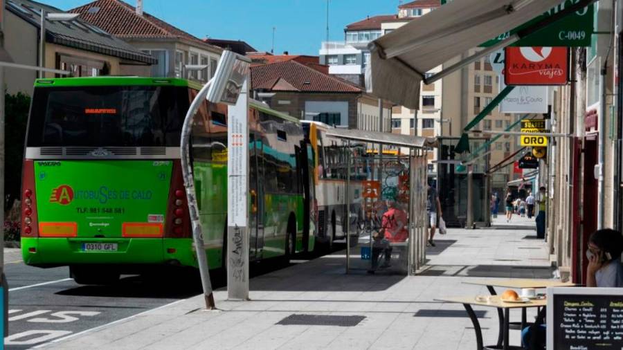 Buses del Transporte Metropolitano que comunican con Teo y Ames en la parada de A Rosa. Foto: Angy Álvarez 