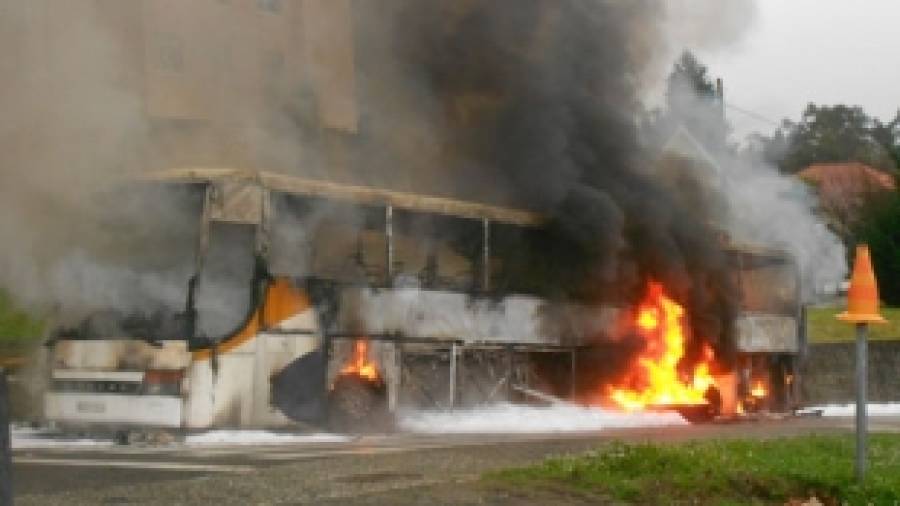 Arde un autobús escolar en Os Tilos sin causar daños personales