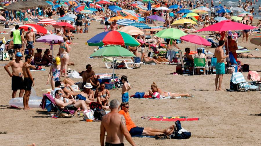 Playas a rebosar en buena parte de la costa española