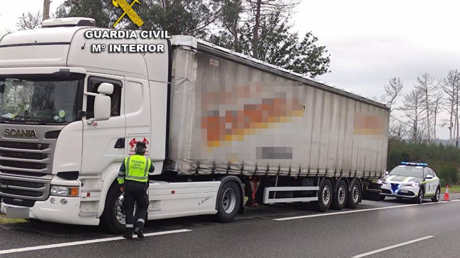 Imagen del camión implicado en el atropello de A Cañiza. GUARDIA CIVIL