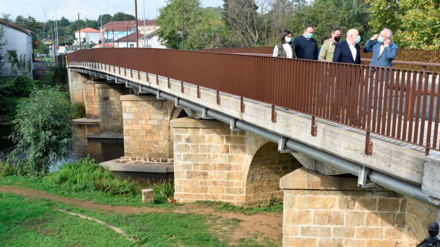 Autoridades sobre a remodelada ponte de Sigüeiro, entre Santiago e Oroso, zona da batalla. Foto: CDO