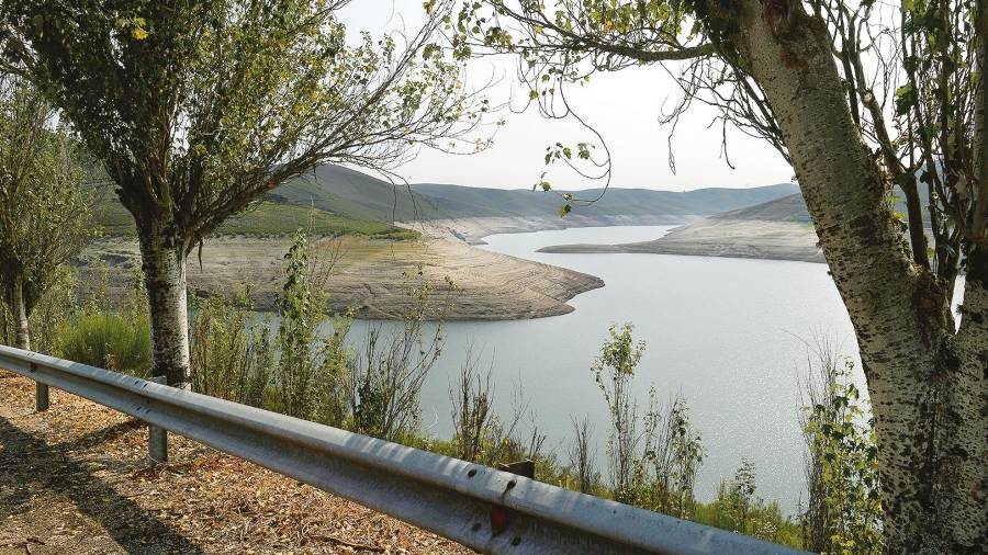 escasez de agua. Vista general del estado del embalse de Portas en la cuenca Miño-Sil, a 24 de agosto de 2021, en Galicia. Su actual nivel de ocupación es del 27,3%. Foto: EP/Rosa Veiga. 