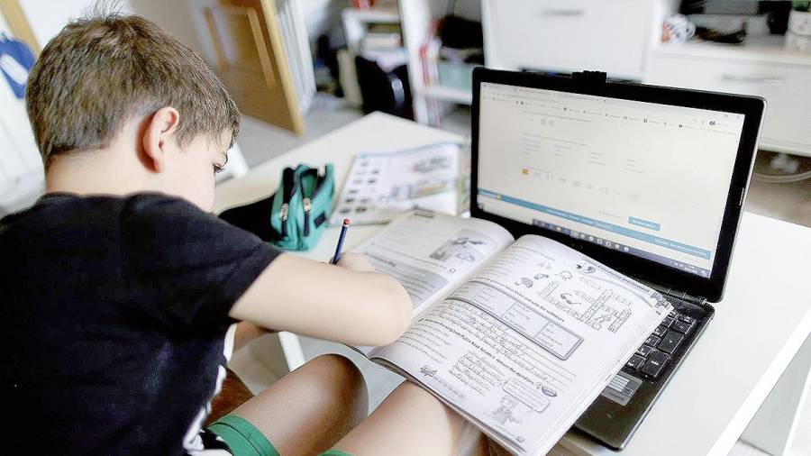 EDUCACIÓN DiGITAL. Un alumno de primaria hace los deberes de inglés ante su ordenador. Foto: E,P.