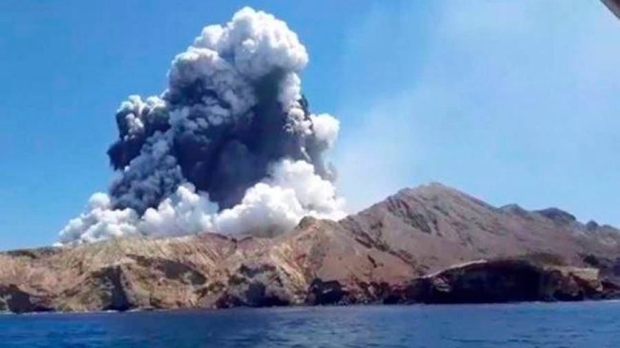 Erupción en Estrómboli con rocas y una gran nube de ceniza
