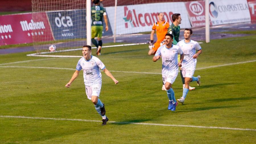 UN ‘FIJO’ Miki (izq.), titular en los seis encuentros disputados, celebra un gol en el Compos-Guijuelo. Foto: Antonio Hernández