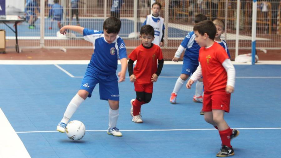 El fútbol sala une a niños y mayores con el 'Área Futsal
