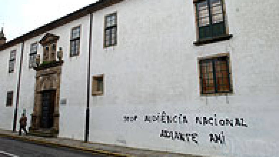 Tres grafiteros pasarán cuatro días vigilados por pintadas en Compostela