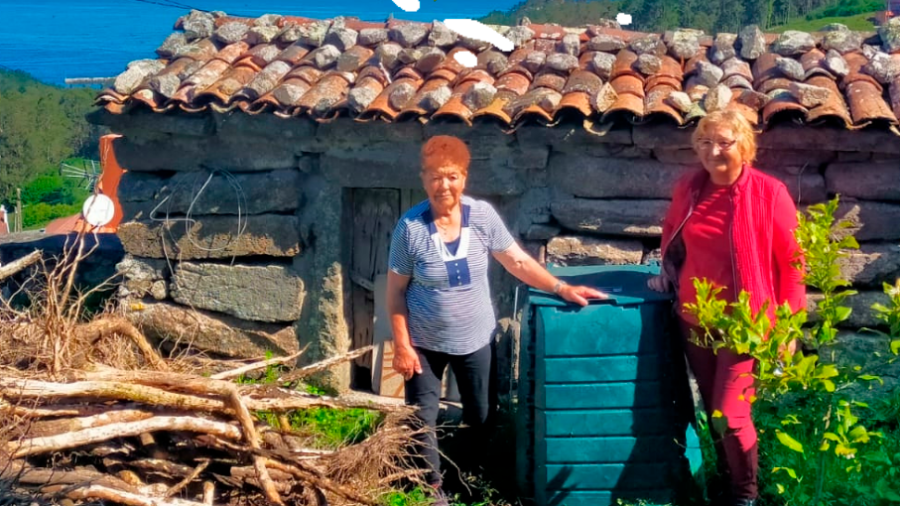 Veciñas de Camariñas que participan no plan de compostaxe nos fogares. Foto: Concello de Camariñas