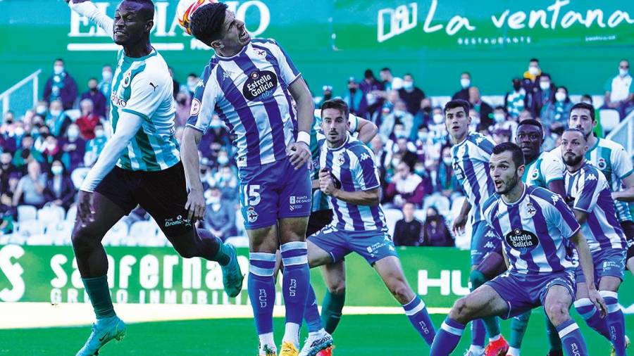 PUGNA El deportivista Víctor García salta por un balón con un contrario. Foto: Real Racing Club