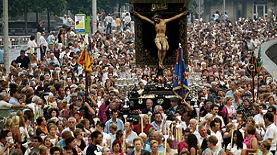 Miles de fieles tras el Cristo de la Victoria