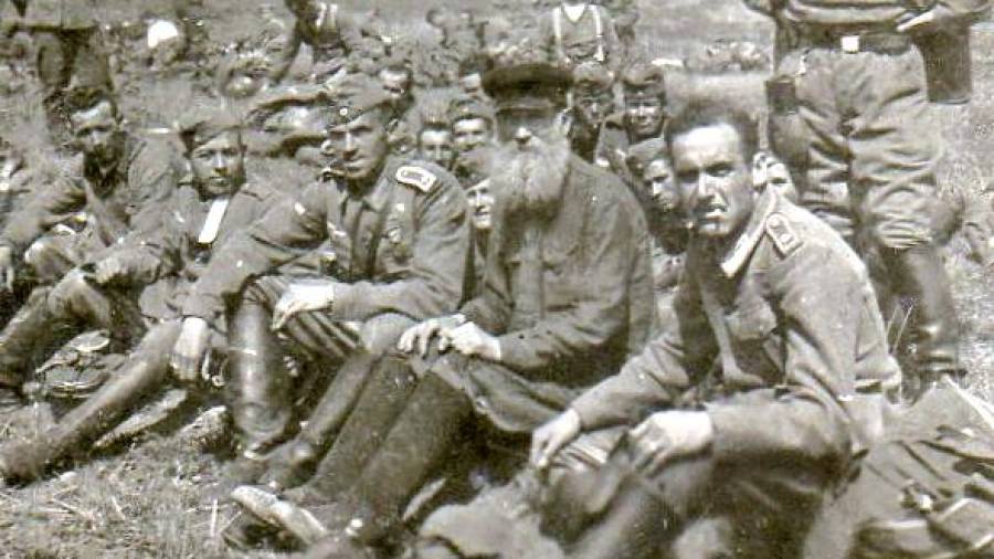 ARQUIVO. Grupo de divisionarios galegos cun labrego ruso, fronte de Leningrado, verán de 1943. Foto: CCG