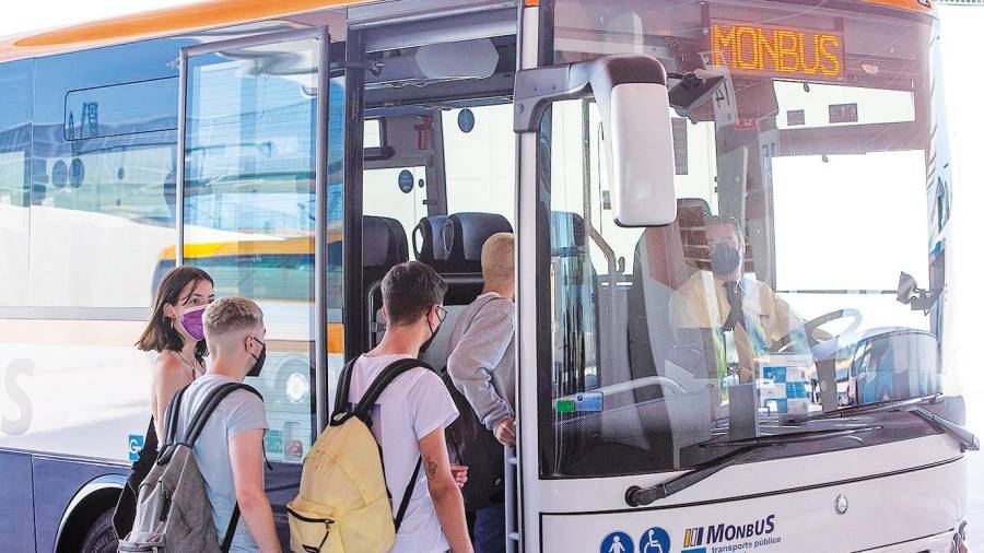 rebajas. Un grupo de pasajeros accede a un autobús de la compañía Monbus. Foto: ECG
