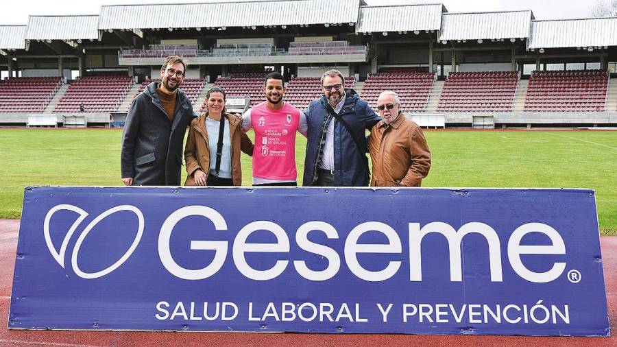 Miguel Fernández (izq.), Alba Pazos, Allyson, Miguel Ángel Lois e Ramón Castro, onte, no estadio Vero Boquete. Foto: SD