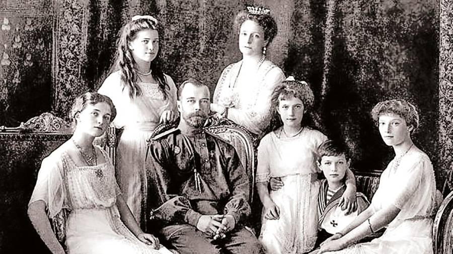 Nicolás II y Alejandra, últimos zares de Rusia, con sus hijos, fusilados en 1918. Foto: A. P.