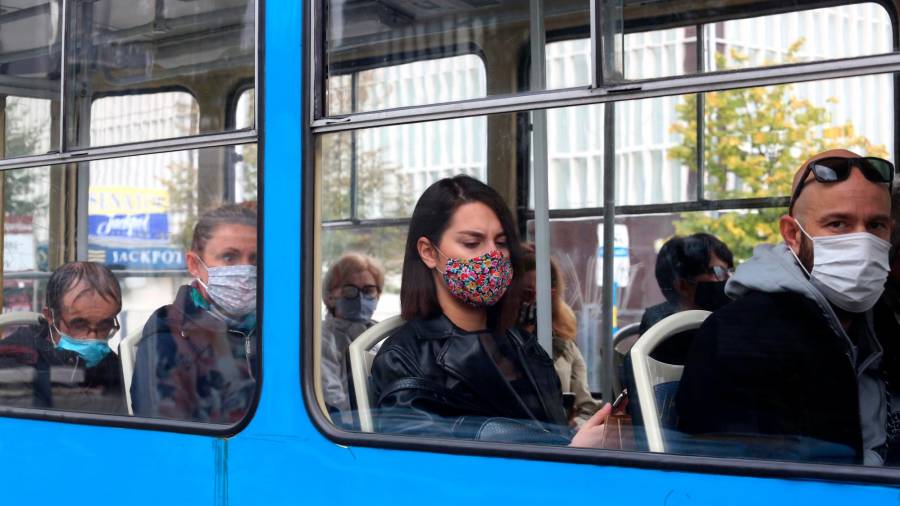 Usuarios del tranvía en Zagreb, todos con máscara, después de que Croacia registrase 1.131 casos en 24 horas. Foto: Efe/EPA
