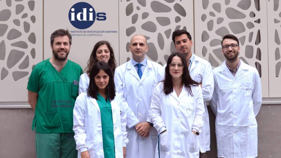Alberto Jorge Mora, traumatólogo del área sanitaria de Santiago, en el centro, junto a miembros de su equipo del IDIS