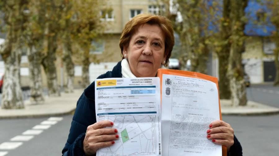 María del Carmen Seoane mostrando algunos de los escritos rechazados por el juzgado. Foto: Sangiao