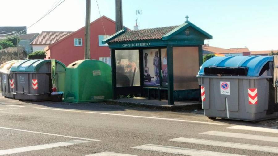 QUEIXAS. O estado e a ubicación dos contedores de lixo de Vixán provocaron queixas dos veciños da zona. Foto: BNG
