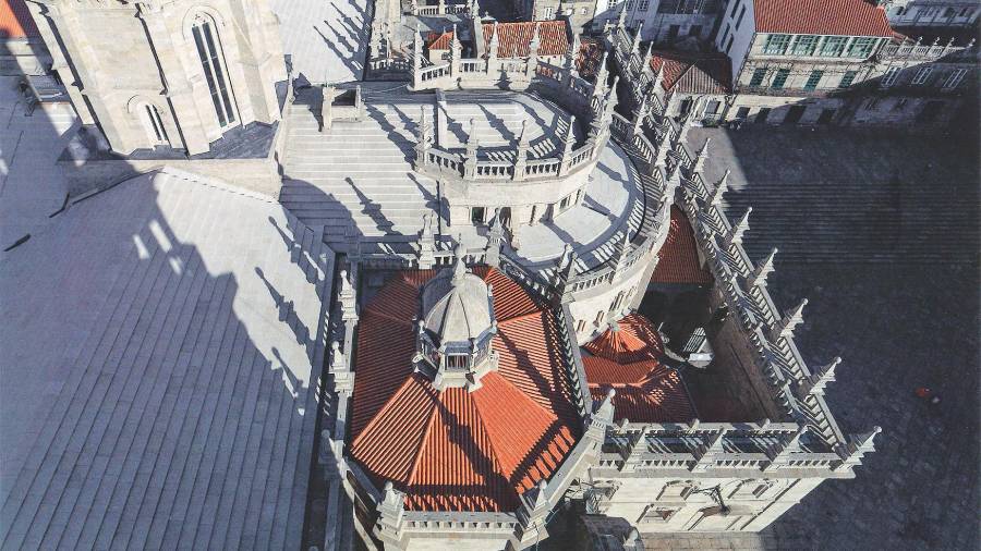 Panorámica de la cabecera de la catedral compostelana desde la torre del Reloj. Foto: FCS
