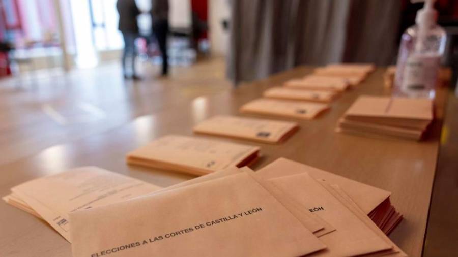 Papeletas dispuestas en un colegio electoral de la provincia de Burgos