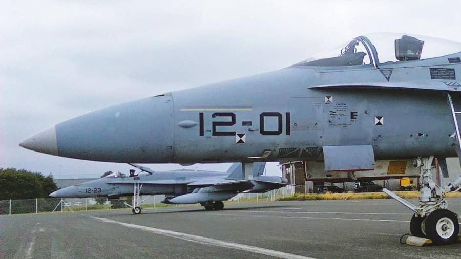 Dos aviones de combate F-18 con munición real estacionados en la plataforma del Aeródromo Militar de Santiago, en Lavacolla