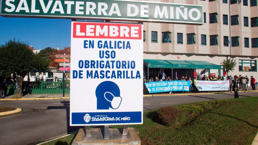 Concentración de la CIG ante la residencia de mayores de Salvaterra do Miño (Pontevedra) ayer para reclamar una investigación sobre el “contagio masivo” de trabajadores y usuarios por covid-19. Foto: S.Sas