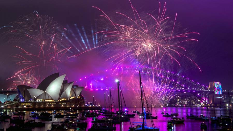 Fuegos artificiales malvas para celebrar el Año Nuevo en Sydney, Australia. (Autor, Brendan Espósito. Fuente, EFE)