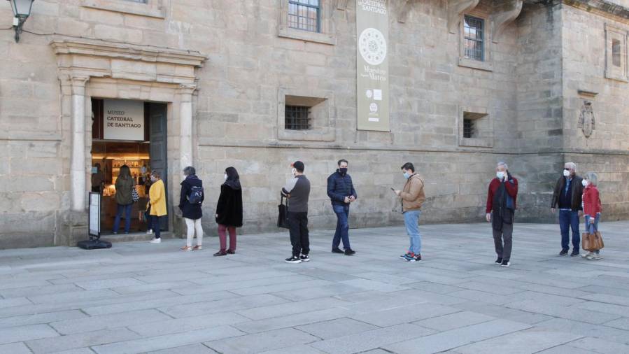Colas en la puerta del Museo de la Catedral para recoger las invitaciones para visitar el Pórtico. Foto: A. Hernández