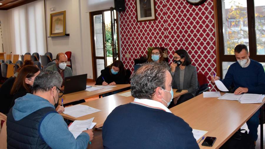 Un momento de la reunión del consejo director de Compostela Rupestre en Ames. Foto: CA