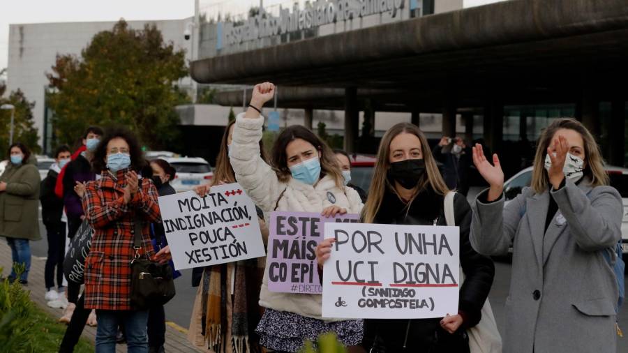 Trabajadoras de la uci del Hospital de Santiago durante la protesta celebrada el día 5 de noviembre. Foto: Lavandeira Jr