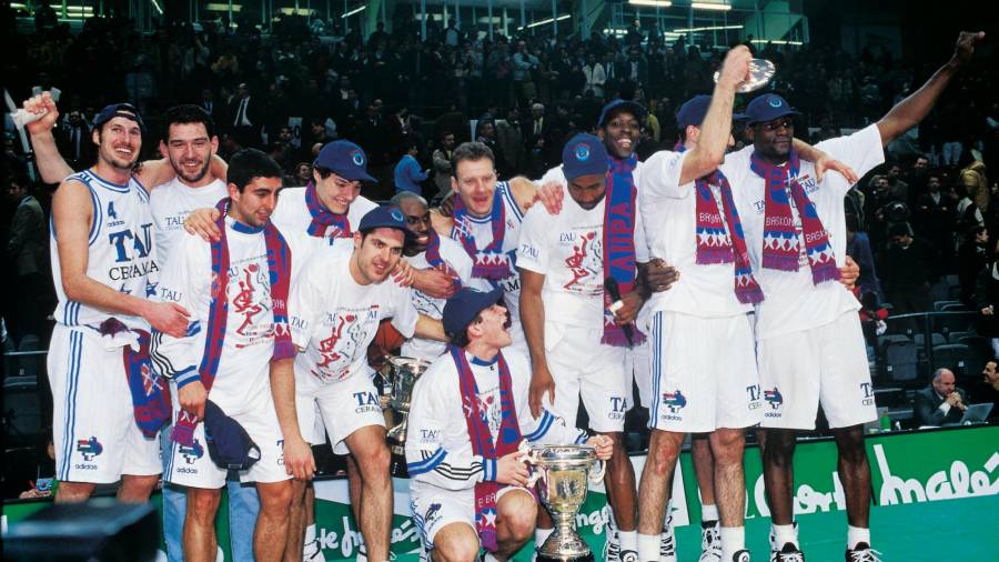 BASKONIA 1998-1999. Primero por la izquierda, Lucio Angulo celebrando la Copa del Rey. F.: Saski Baskonia
