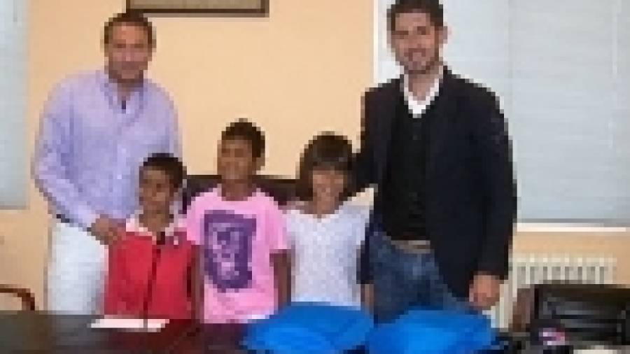 Luis Oujo y Xavier Quiñoy despidieron a los niños saharauis