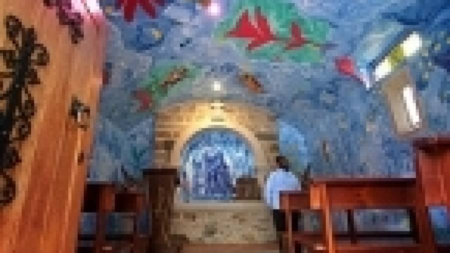 La capilla de Foloña luce ya la obra de Dimas, que tardó un año en decorarla