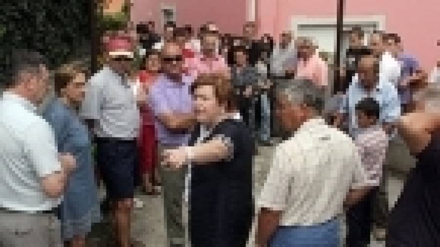 Los vecinos de Portosín reclaman el derribo del muro de A Richoliña