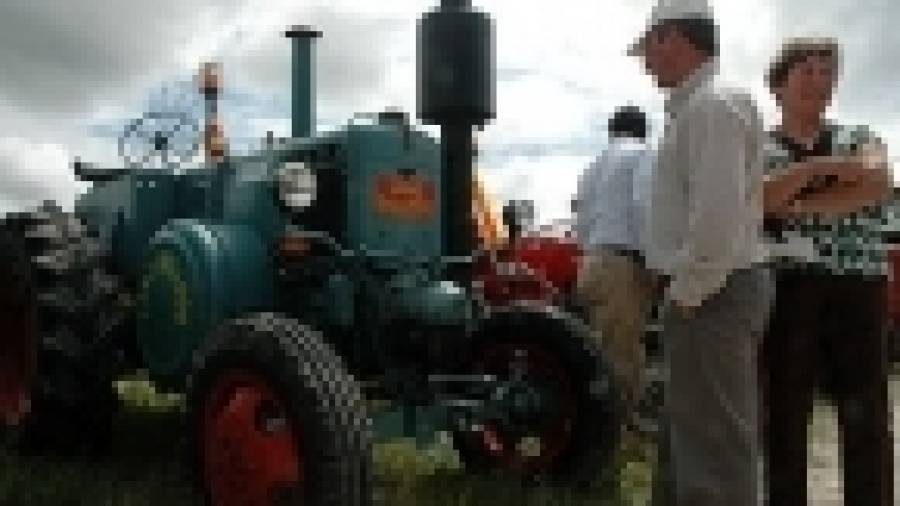 Tractores históricos peregrinan en un homenaje al rural gallego
