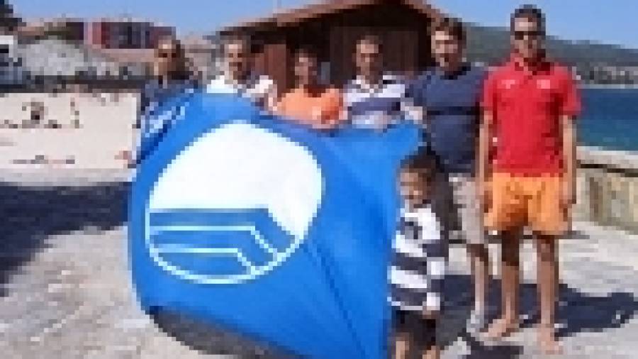 Retirada de la bandera azul de la playa de Quenxe