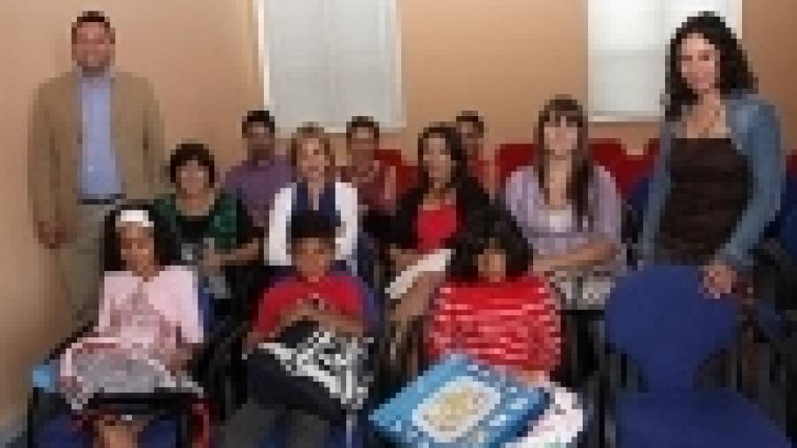 Recepción del alcalde de Porto do Son, Manuel Tomé, a los niños saharauis acogidos este verano en la villa
