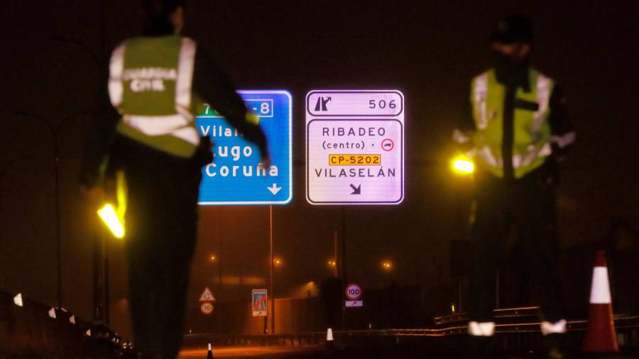 RIBADEO (LUGO), 06/07/2020.- Tres patrullas de la Guardia Civil realizaron durante la madrugada controles en la Autovía A-8 que comunica con Asturias en Ribadeo (Lugo). EFE/Eliseo Trigo
