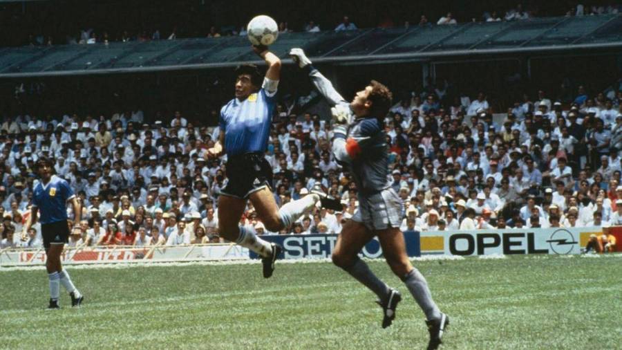 1986. La mano de Dios. Maradona anota un gol con la mano en el partido entre Argentina e Inglaterra durante la Copa Mundial de Fútbol. (Fuente, www.momentosdelpasado.blogspot.com)