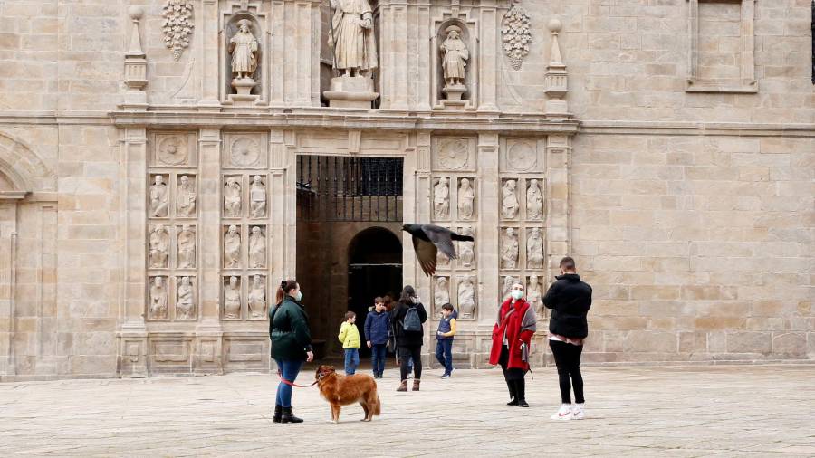 Muy poca gente se animó ayer a cruzar la Puerta Santa de la Catedral para ganar la indulgencia plenaria. Foto: A. Hernández