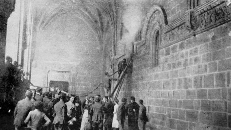 En la fotografía, bomberos, ciudadanos y ejército combatiendo las llamas desde el exterior de la capilla de la basílica compostelana.